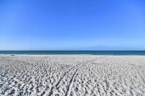 Bradenton Townhome - Walk to Locals-only Beach!