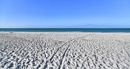 Bradenton Townhome - Walk to Locals-only Beach!