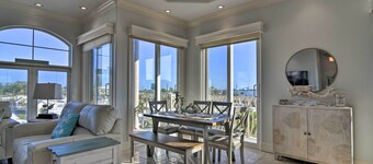 Bradenton Townhome - Walk to Locals-only Beach!