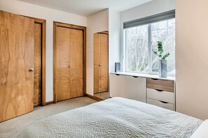 Interior - Eclectic Seattle Townhome - 3 Mi to Downtown! (Seattle)