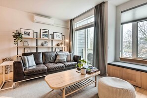 Interior - Eclectic Seattle Townhome - 3 Mi to Downtown! (Seattle)
