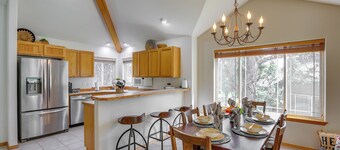 Idyllic Redmond Townhome w/ Furnished Deck!