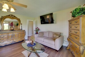 House (3 Bedrooms) | Interior - Lakewood Park Retreat on Fairway - 4 Mi to Beach! (Fort Pierce)