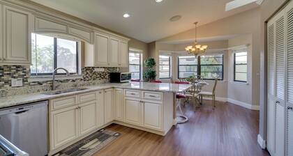 Lakewood Park Retreat on Fairway - 4 Mi to Beach!
