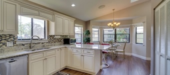 Lakewood Park Retreat on Fairway - 4 Mi to Beach!