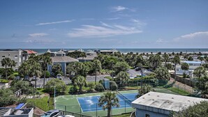 Un quartier résidentiel doté d’un court de tennis, de maisons et offrant une vue sur l’océan.
