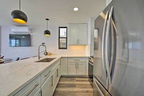 Mikrobølgeovn, ovn, kokeplater og høy barnestol