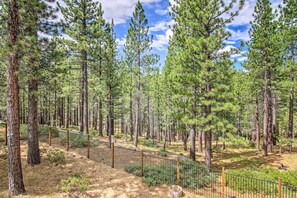 Property grounds - 'zen Forest Mountain Retreat' Tahoe Home W/hot Tub (South Lake Tahoe)