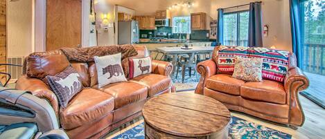 Casa (3 Bedrooms) | Área de sala de estar | Televisión, consola de videojuegos, estación para iPod y libros