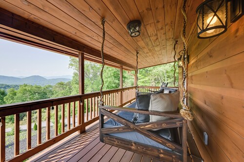 Beautiful Franklin Home w/ Bunkhouse & Hot Tub!