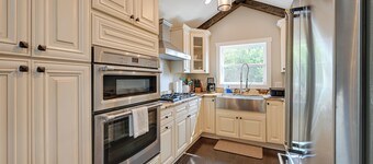 Beautiful Franklin Home w/ Bunkhouse & Hot Tub!