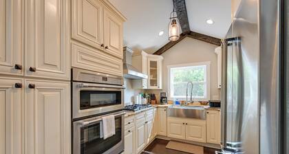 Beautiful Franklin Home w/ Bunkhouse & Hot Tub!