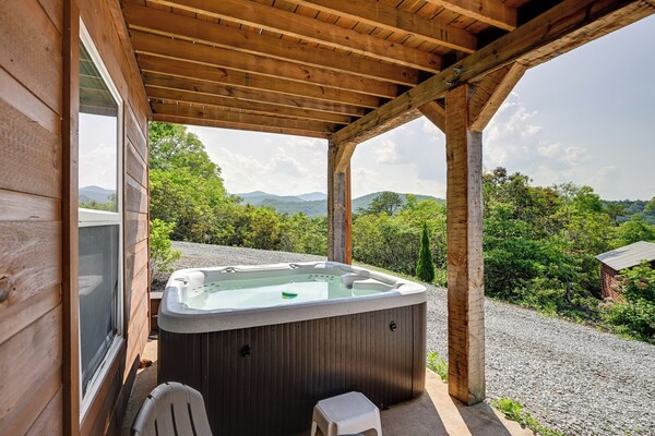 Beautiful Franklin Home W/ Bunkhouse & Hot Tub! - Franklin, NC