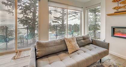 Depoe Bay Townhome w/ Deck & Stunning Ocean Views!