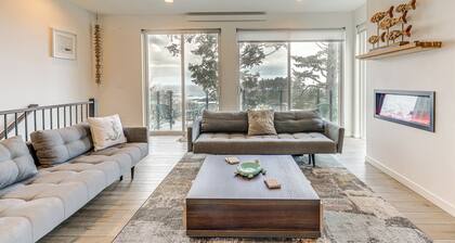 Depoe Bay Townhome w/ Deck & Stunning Ocean Views!