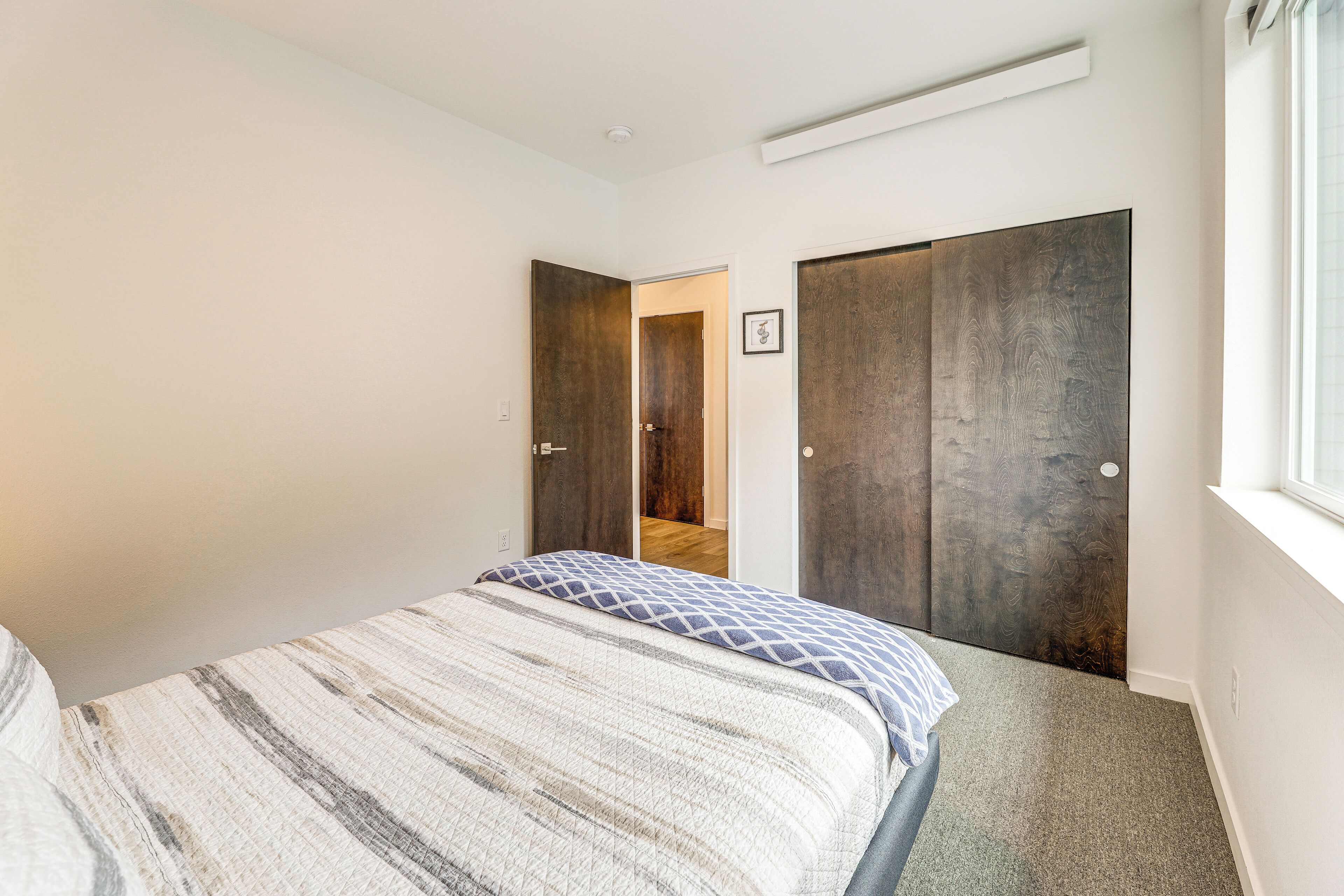 Una camera da letto con un letto, un armadio e una finestra.