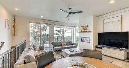 Depoe Bay Townhome w/ Deck & Stunning Ocean Views!