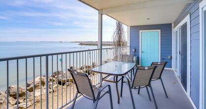 Cozy Lakefront Middle Bass Retreat w/ Balcony