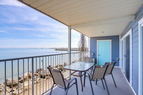 Cozy Lakefront Middle Bass Retreat w/ Balcony