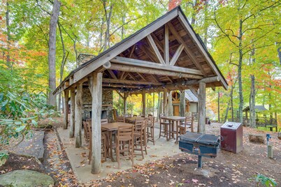 36 Mi to Asheville: Mtn-view Home in Burnsville!