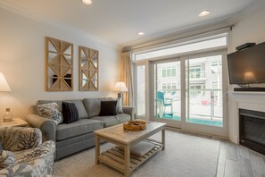 TV - Downtown Dewey Beach Condo w/ Pool Garage Parking (Dewey Beach)