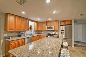 Casa (4 Bedrooms) | Cozinha privada | Micro-ondas, fogão, cooktop, lava-louças