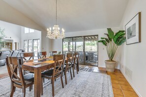 House (5 Bedrooms) | Interior