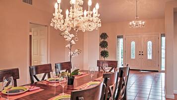 House (5 Bedrooms) | Interior