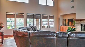 House (5 Bedrooms) | Interior