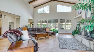 House (5 Bedrooms) | Interior