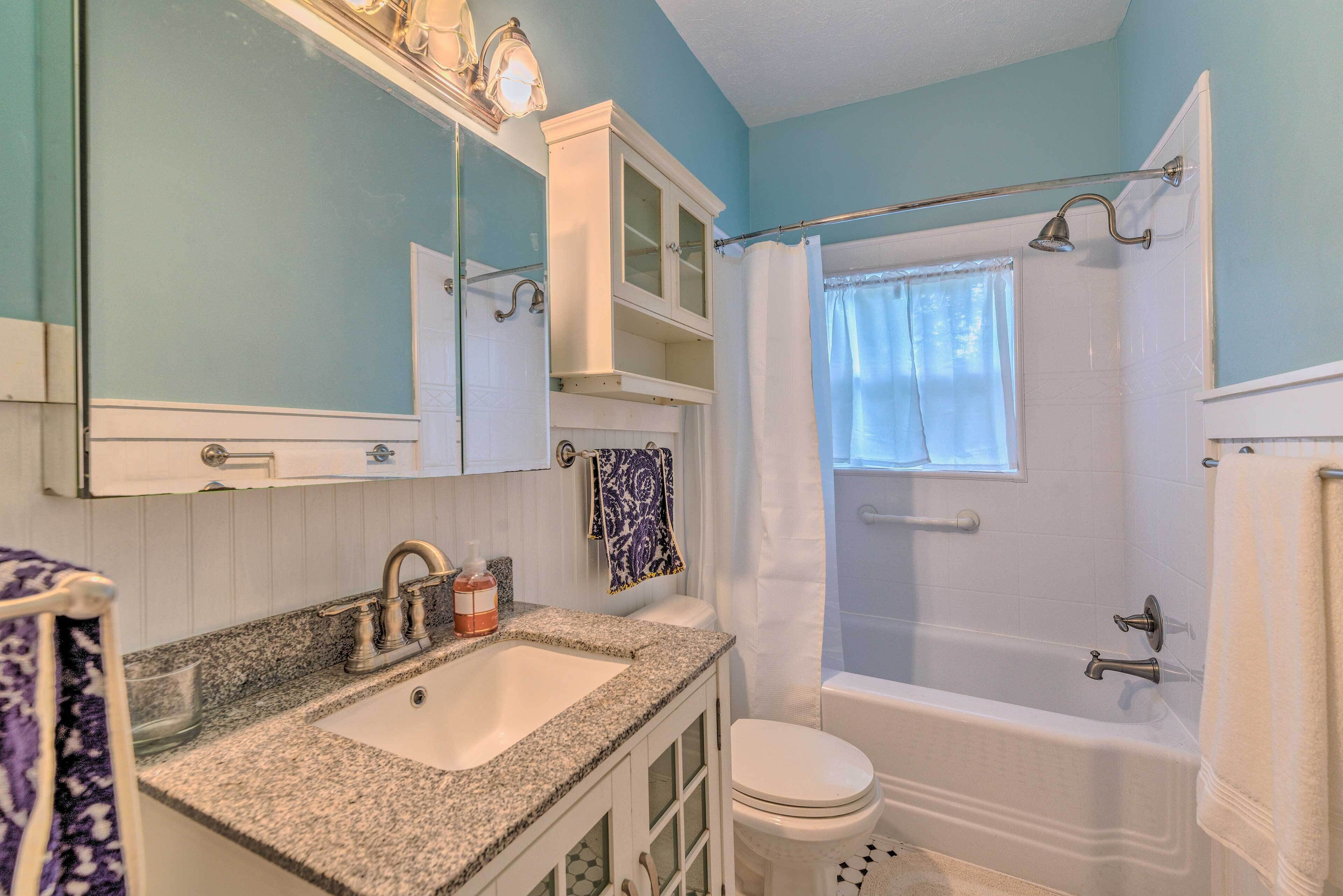 Une salle de bain avec un lavabo, des toilettes et une baignoire.