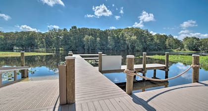 Docks + Balcony: Peaceful River Abode in Dunnellon