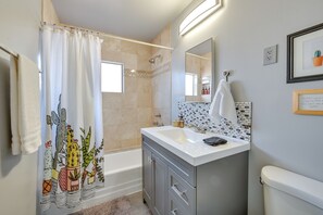 House (3 Bedrooms) | Bathroom | Bathtub