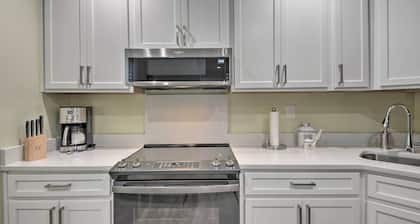 6 Mi to Ivy City: Guesthouse w/ Fire Pit in DC!