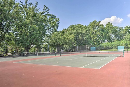 6 Mi to Ivy City: Guesthouse w/ Fire Pit in DC!