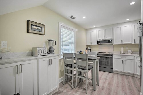 6 Mi to Ivy City: Guesthouse w/ Fire Pit in DC!