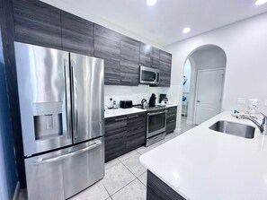 Frigorífico, microondas, horno y placa de cocina