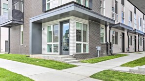 Een modern appartementencomplex met een strak, eigentijds ontwerp, grote ramen en een verzorgd gazon.