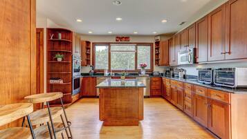 House (6 Bedrooms) | Interior