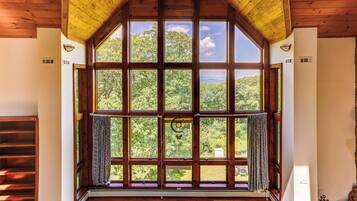 House (6 Bedrooms) | Interior