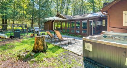 3 Mi to Slopes! Hot Tub Haven Near Lake Harmony