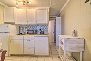 Oven, stovetop, cookware/dishes/utensils - Beachfront PCB Studio: Pool, Patio & Deck Access! (Panama City Beach)