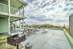 Outdoor dining - Beachfront PCB Studio: Pool, Patio & Deck Access! (Panama City Beach)