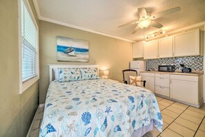 Laptop workspace, bed sheets - Beachfront PCB Studio: Pool, Patio & Deck Access! (Panama City Beach)