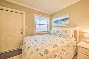 Laptop workspace, bed sheets - Beachfront PCB Studio: Pool, Patio & Deck Access! (Panama City Beach)