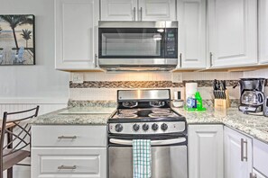 Interior - Panama City Beach Studio w/ Pool & Beach Access (Panama City Beach)