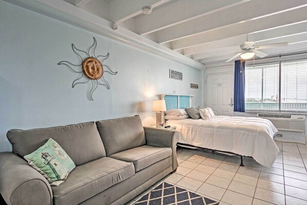 Interior - Panama City Beach Studio w/ Pool & Beach Access (Panama City Beach)