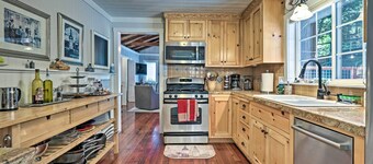 Redwoods Cabin w/ Hot Tub: Walk to Russian River!