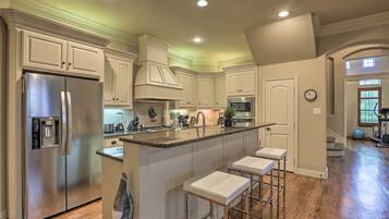 House (5 Bedrooms) | Private kitchen | Microwave, oven, stovetop, dishwasher