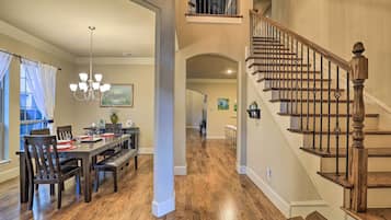 ํ์ฐ์ค (5 Bedrooms) | ๊ฐ์ค ๋ด ์์ฌ ๊ณต๊ฐ